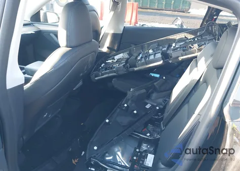 2024 Tesla Model Y Long Range Dual Motor All-Wheel Drive z USA, uszkodzony, nr VIN 7SAYGDEE6RA239156